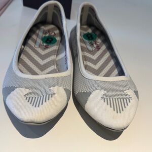 New Skechers Women's Gray and White Flats NWT